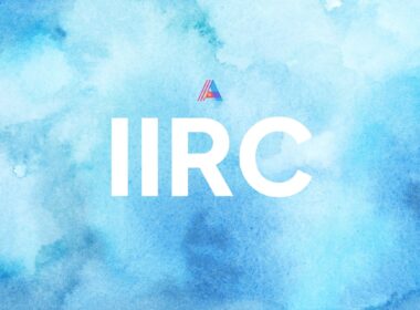 El acrónimo IIRC en letras blancas sobre un fondo azul claro con textura de acuarela.