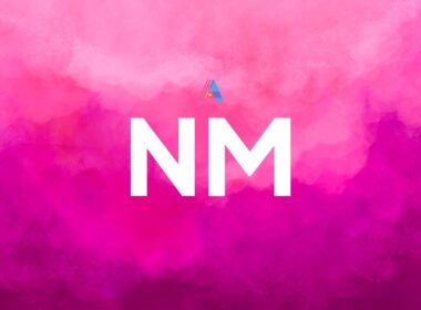 Acrónimo NM en blanco sobre fondo rosa.