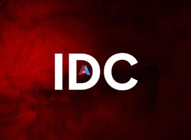 El acrónimo IDC en letras blancas sobre un fondo rojo oscuro.