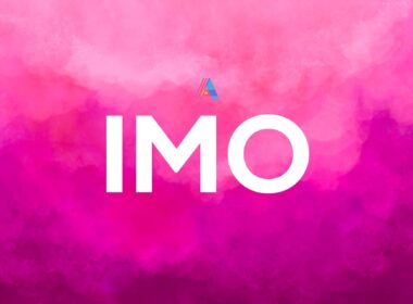 Los acrónimos IMO e IMHO en letras blancas sobre un fondo rosa.